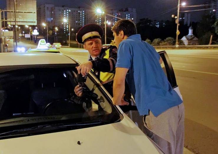 Какие основания для остановки автомобиля сотрудниками ДПС и ГАИ являются законными?